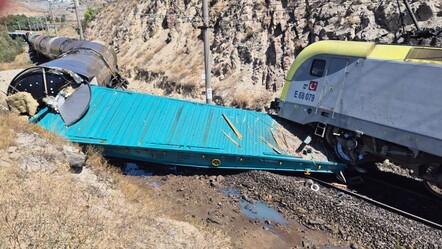 İki yük treni çarpıştı! Makinist canını zor kurtardı - 3. Sayfa
