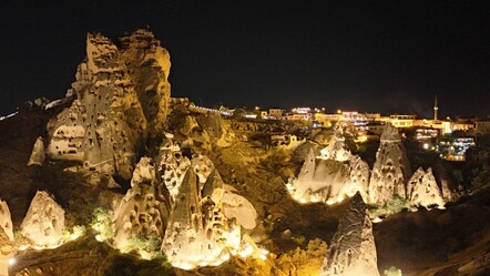 Işıklandırılan vadiler bölgenin ihtişamını artırdı! Kapadokya’da renk şöleni - Kültür - Sanat