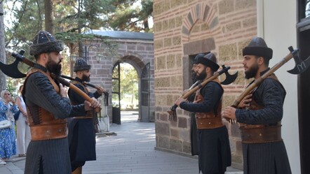 20 bin kişilik ilçenin nüfusu bir günde yüzde 2500 artıyor - Gündem
