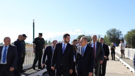 Sınırda tarihi buluşma: Serdar Kılıç, Erivan’da Rubinyan tarafından karşılandı - Dünya