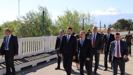 Sınırda tarihi buluşma: Serdar Kılıç, Erivan’da Rubinyan tarafından karşılandı - Dünya