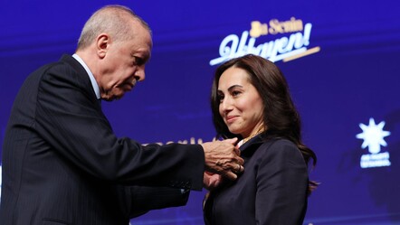 Beykoz Belediye Başkan Vekili Özlem Vural Gürzel AK Parti'de! Rozetini Erdoğan taktı - gundem