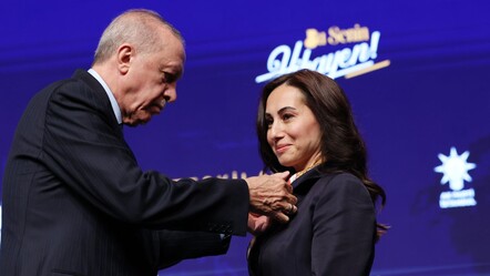 Beykoz Belediye Başkan Vekili Özlem Vural Gürzel AK Parti'de! Rozetini Erdoğan taktı - Güncel