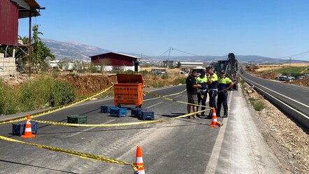 Yoldan geçen kardeşleri ölüm ayırdı! İş makinesi dehşet saçtı - 3. Sayfa