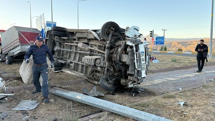 Sivas'ta katliam gibi kaza: Otomobille minibüs çarpıştı, 15 tarım işçisi yaralandı - 3. Sayfa