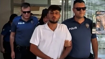 Tutuklanan şahıstan kameralara ilginç sözler! Öpücük atarak "Zeki Müren'e selam" dedi - 3. Sayfa