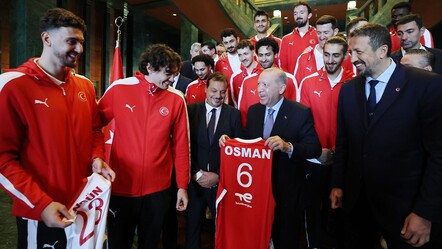Cumhurbaşkanı Erdoğan, Avrupa ikincisi A Milli Basketbol Takımımızı ağırladı - Gündem