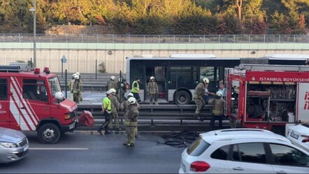 İstanbul'da hareketli anlar! Metrobüs yandı, yolcular tahliye edildi - 3. Sayfa