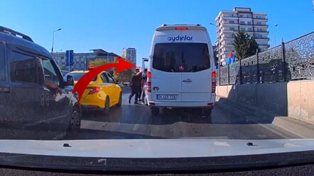 İstanbul'da yol verme kavgası! Şoförü darbedip bir de aracın camlarını indirdiler - Gündem