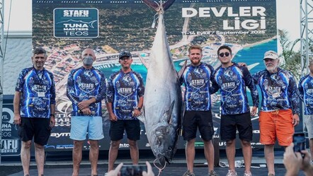 İzmir'de 185 kiloluk dev orkinos yakalandı! 2,5 saatte tekneye çekildi - Yaşam