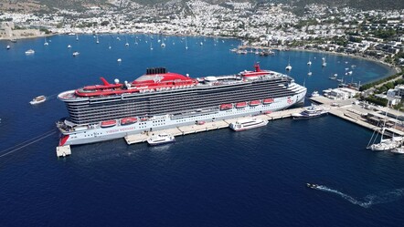 Dev gemi Bodrum Limanı'na demir attı, yüzlerce ABD'li turist ilçeye akın etti - Ekonomi