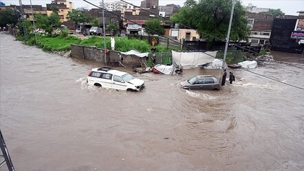 Hindistan'da sel felaketi! Hayat felç oldu, çok sayıda can kaybı var - Dünya