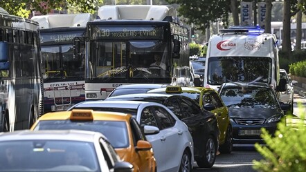 Trafikte ambulanslar için yeni çözüm! Artık araç radyolarında anons duyulacak - Gündem