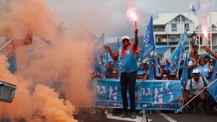 Fransa'da hayat durma noktasında! 800 bin kişi sokakta, çok sayıda gözaltı var - Dünya