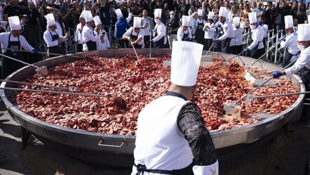 Afyon'da Guinness Dünya Rekoru! 100 şeften 2 tonluk sucuklu yumurta - Gündem