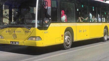 Trafikte korkutan kavga! Otobüsü yumruklayıp şoförü darbettiler - Gündem