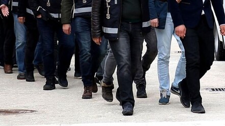 İzmir'de küfür edip polis darbettiler! 4 saldırgan serbest kaldı - Gündem