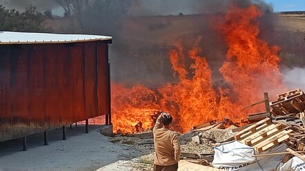 Palet fabrikası alevlere teslim oldu! Hepsi küle döndü - Gündem