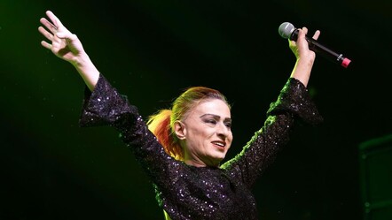 Sahne ortasında panik! Yıldız Tilbe aldığı hediye yüzünden fenalaştı - Magazin