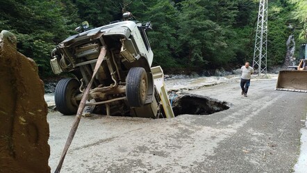 Artvin'de yol çöktü: Kamyon dev çukura gömüldü! - 3. Sayfa