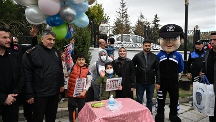 Erzurum lösemiyi yenen 7 yaşındaki Talha için toplandı! Polis ağabeyleri ile balon uçurdu - Sağlık