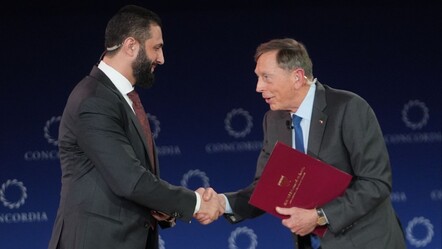 Şara ile eski CIA direktörü Petraeus arasında samimi sohbet: Esad'ı nasıl devirdiniz? - Dünya