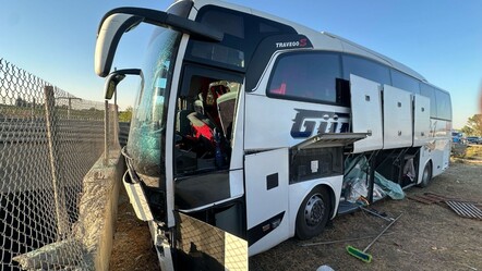 Mersin'de yolcu otobüsü refüje girdi! Çok sayıda yaralı var - Gündem