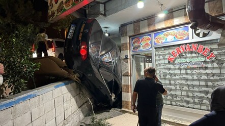 Frene basmak isterken gaza bastı! Otomobil lokantanın bahçesine uçtu - 3. Sayfa