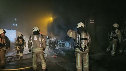 Gece yarısı büyük panik! Basım deposunda çıkan yangın Kağıthane'yi sardı - 3. Sayfa