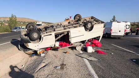 Şanlıurfa'da tarım işçilerini taşıyan minibüs devrildi: Çok sayıda yaralı var - 3. Sayfa