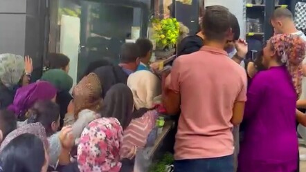 10 TL'lik ürünü duyan mağazaya koştu! İndirim izdihamına emniyet müdahale etti - 3. Sayfa
