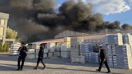 Erzurum'da boya fabrikasında yangın! Çok sayıda itfaiye bölgeye sevk edildi - 3. Sayfa