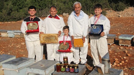 Mersin'de ürettikleri bal Fransa ve İngiltere'den ödülle döndü! "Bu kaliteyi gelecek nesillere aktaracağız" - Yaşam