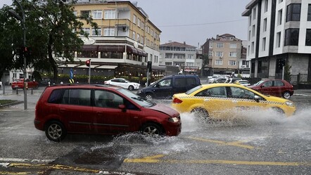 İstanbul haftaya yağmurla başladı! Trafik kilitlendi - Gündem