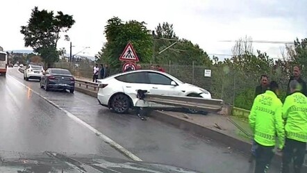 Eskişehir'de Tesla kontrolden çıktı! Bariyere saplandı     - 3. Sayfa