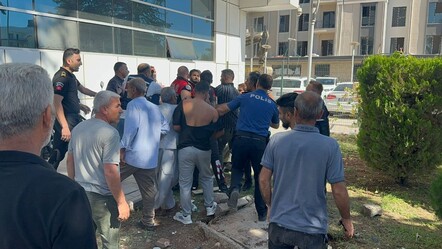 Adliyenin önü savaş alanına döndü! Taşlı, sopalı kavgada 30 yaralı var - 3. Sayfa