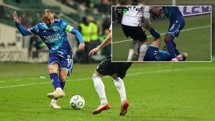 Legia Varşova-Samsunspor maçında ilginç anlar! Zeki Yavru bacaklarından tutularak sürüklendi - Spor