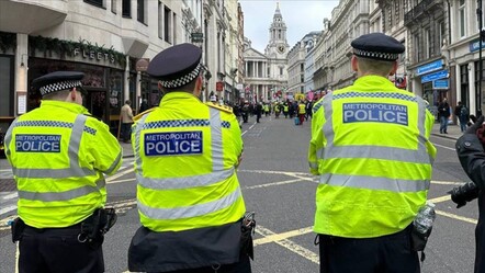 Londra'da sokak kavgası: 2 gencin üzerine asit döküp kaçtılar - Dünya