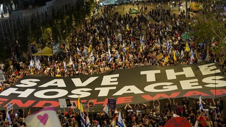Tel Aviv'de yüzlerce kişi sokağa döküldü! Netanyahu'ya karşı toplandılar - Dünya
