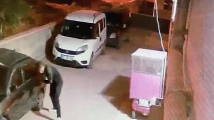 Mahalleyi ayağa kaldıran olay: Bıçakla 15 aracın lastiğini patlatıp kaçtı - Yaşam