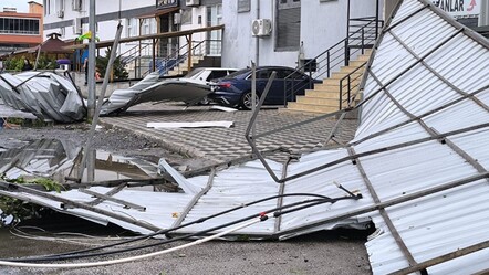 Hatay'da fırtına! Binanın çatısı uçtu, araçlar zarar gördü - Gündem