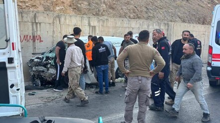 Yolcu minibüsü ile hafif ticari araç çarpıştı! 2’si ağır 14 yaralı - 3. Sayfa