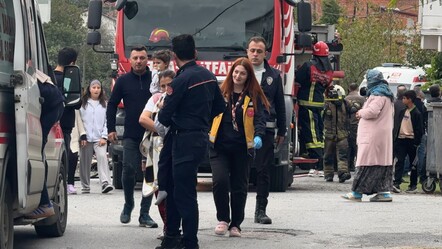 Alevlerin arasında can pazarı! 2 çocuğu itfaiye ekipleri kurtardı - Gündem
