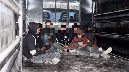 Tek tek kamyonet kasasından çıktılar! Polis kıskıvrak yakaladı - Gündem