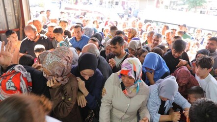 "Ne alırsan 50 lira" dediler! Mağazanın önünde izdiham oluştu - Yaşam