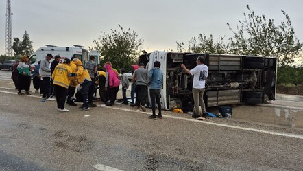 Adana'da tarım işçilerini taşıyan midibüs devrildi: Yaralılar var - 3. Sayfa