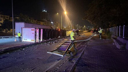 Eskişehir-Ankara yolunda tır devrildi, trafik durdu! - 3. Sayfa