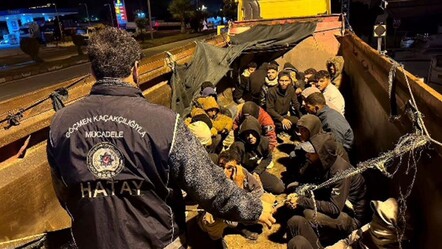 Hatay'da hafriyat kamyonu kasasından moloz yerine düzensiz göçmen çıktı - 3. Sayfa