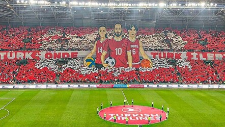 Milli maç öncesi muhteşem koreografi: Türk önde Türk ileri - Spor
