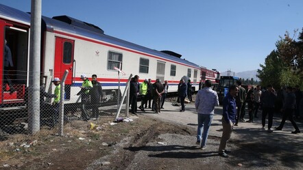 Muş'ta tren, servise çarptı: 17 öğrenci yaralandı! - 3. Sayfa
